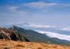 Sivý vrch (1 805 m n. m.) sa nachádza v hlavnom hrebeni Západných Tatier. V jeho západnom hrebeni sa nachádzajú Radové skaly s množstvom skalných útvarov.