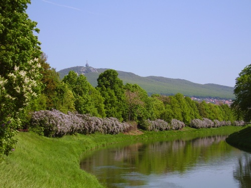 Rieka Nitra, v pozadí Zobor a Pyramída