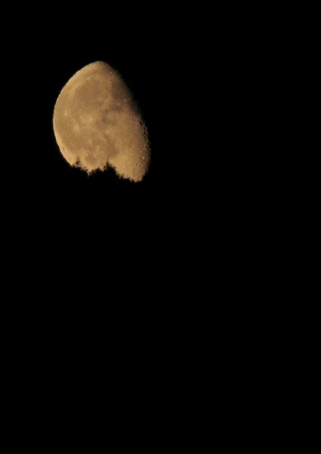 Luna vychádza